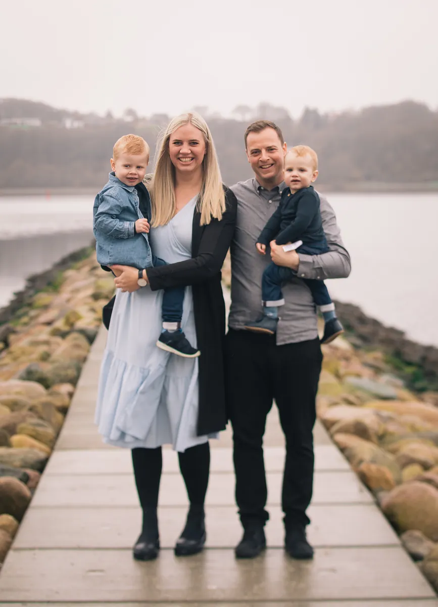 Familie på en mole ved vandet